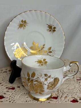 Queen’s Fine Bone China Teacup/Saucer Set Vintage